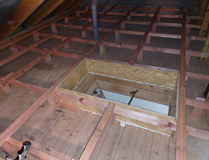 Zateplení stropu rodinného domu pomocí foukané izolace